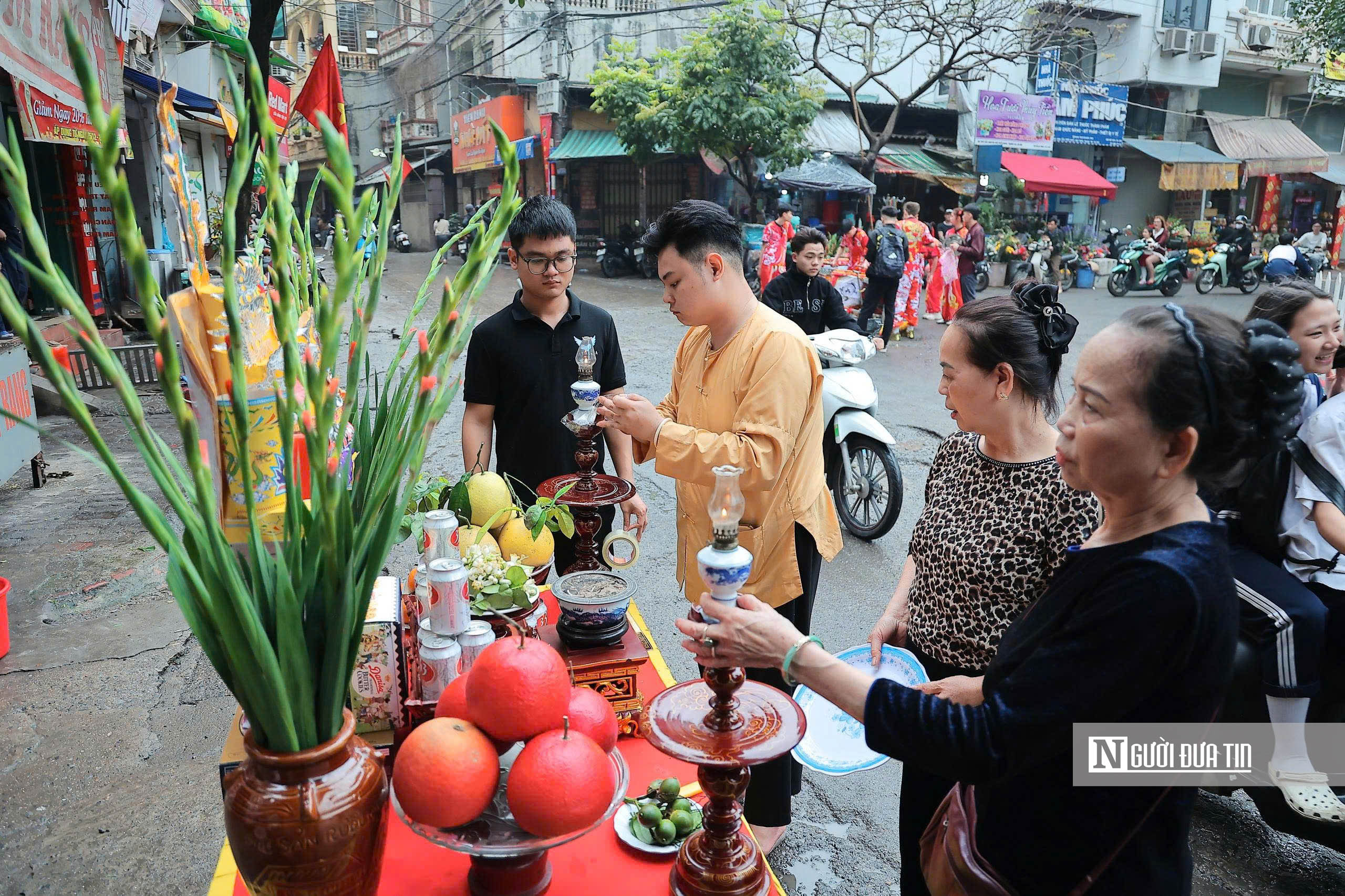 Hà Nội: Trai làng tô son, đánh phấn múa điệu "con đĩ đánh bồng"- Ảnh 5. Hà Nội: Trai làng tô son, đánh phấn múa điệu "con đĩ đánh bồng"- Ảnh 5.