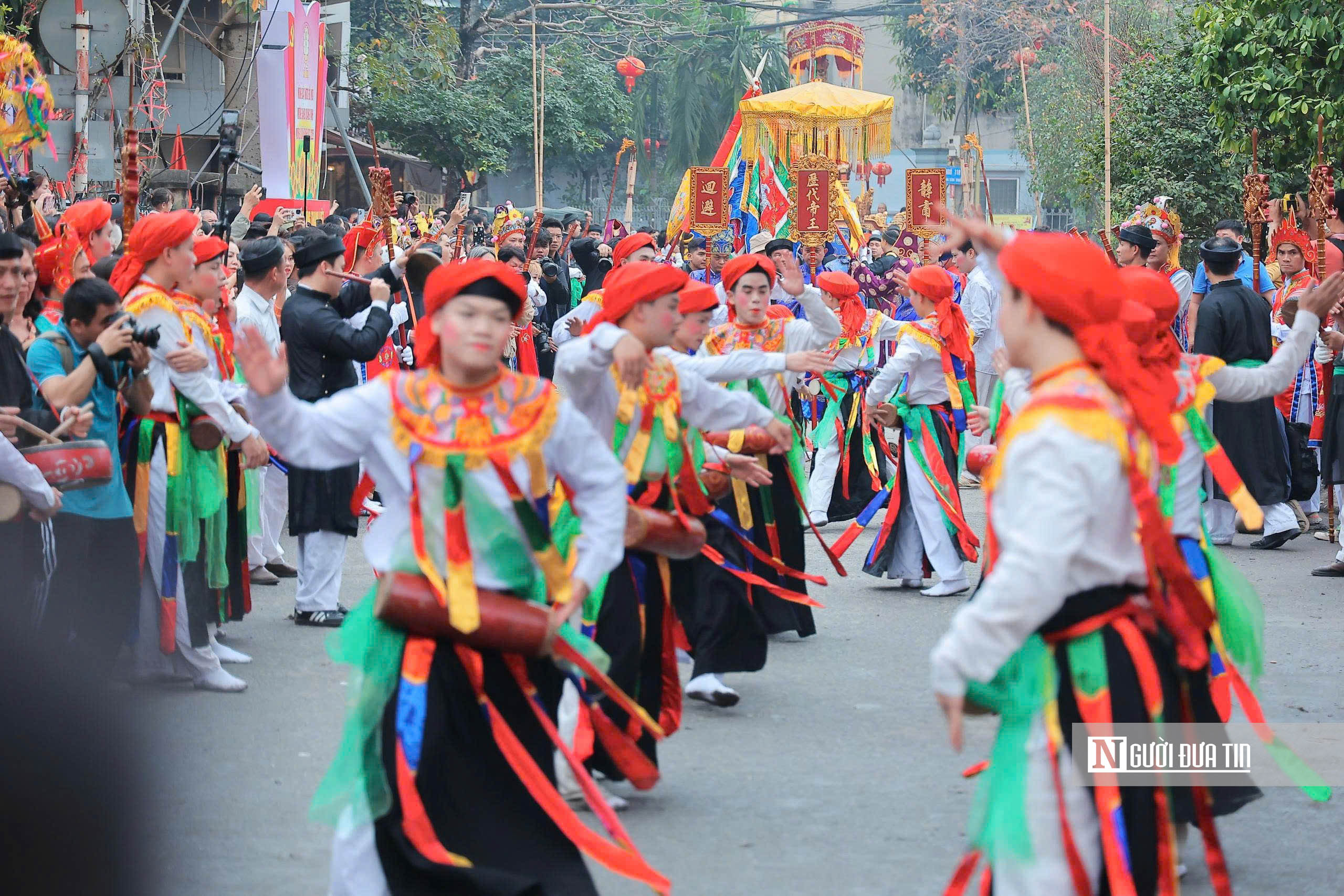 Hà Nội: Trai làng tô son, đánh phấn múa điệu "con đĩ đánh bồng"- Ảnh 7. Hà Nội: Trai làng tô son, đánh phấn múa điệu "con đĩ đánh bồng"- Ảnh 7.