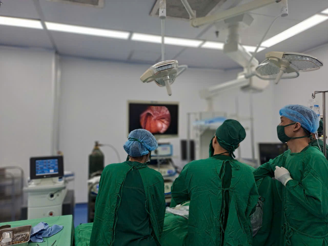 Bệnh viện Đa khoa Yên Phong khẳng định vai trò là điểm tựa chăm sóc sức khỏe ban đầu cho hàng trăm nghìn người dân, bằng năng lực chuyên môn vững vàng, quản trị minh bạch và nền tảng y đức được gìn giữ như giá trị cốt lõi. - Ảnh 2.