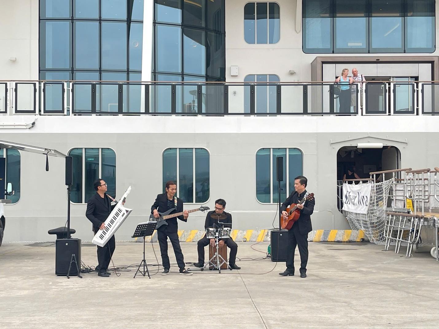 Du kh&aacute;ch t&agrave;u biển đến vịnh Hạ Long được ch&agrave;o đ&oacute;n bằng &acirc;m nhạc - Ảnh 2.