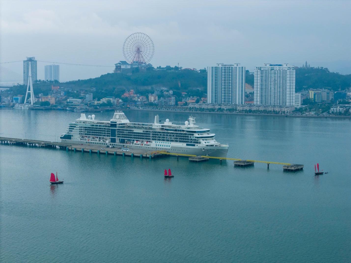 Du kh&aacute;ch t&agrave;u biển đến vịnh Hạ Long được ch&agrave;o đ&oacute;n bằng &acirc;m nhạc - Ảnh 3.