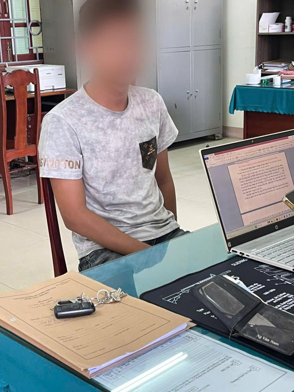 Tạm giữ h&igrave;nh sự nam thanh ni&ecirc;n d&ugrave;ng clip nhạy cảm khống chế, cưỡng d&acirc;m "t&igrave;nh cũ" - Ảnh 3.