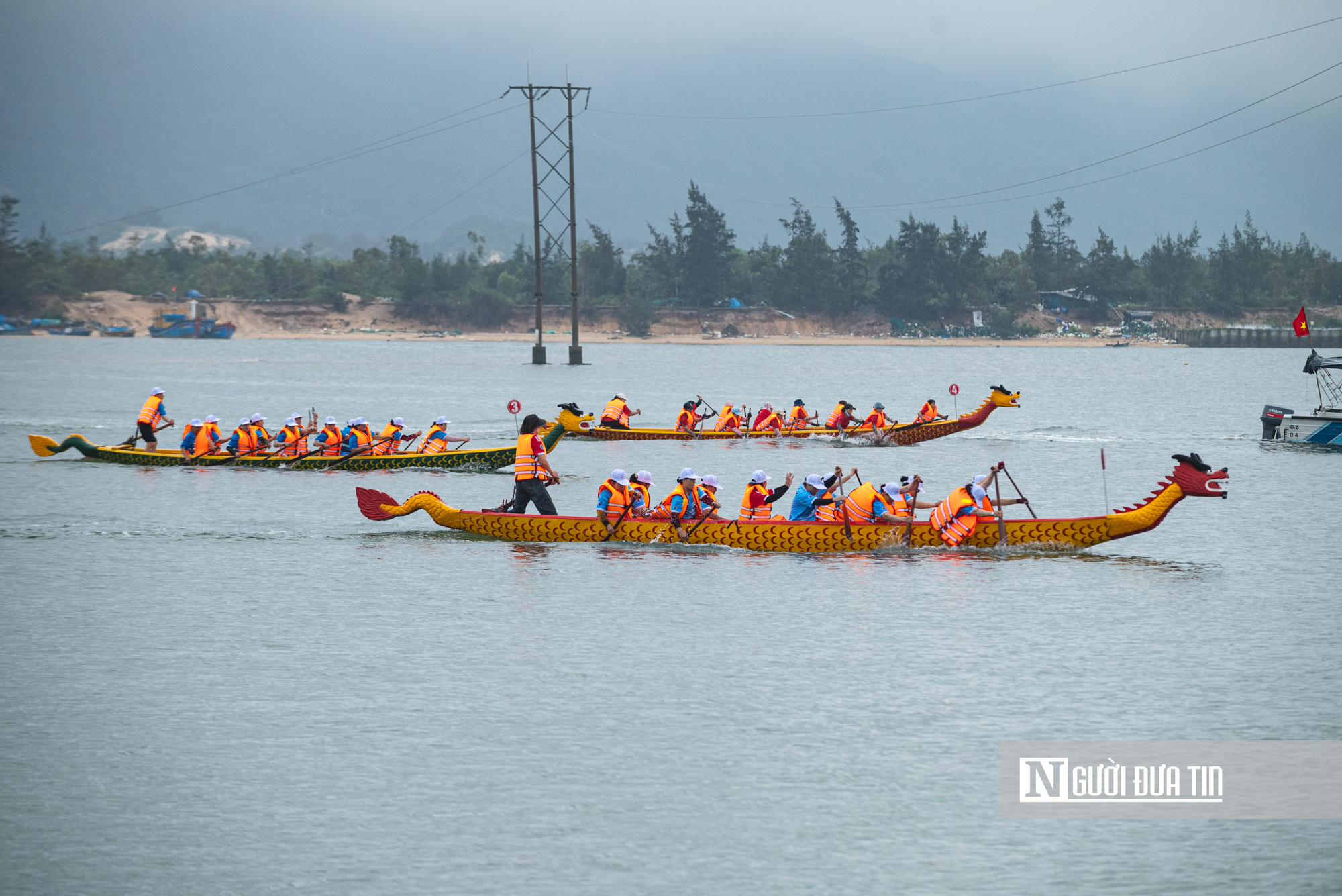 Hàng ngàn người dân Đắk Lắk đội mưa xem lễ hội sông nước Đà Nông- Ảnh 1. Hàng ngàn người dân Đắk Lắk đội mưa xem lễ hội sông nước Đà Nông- Ảnh 1.