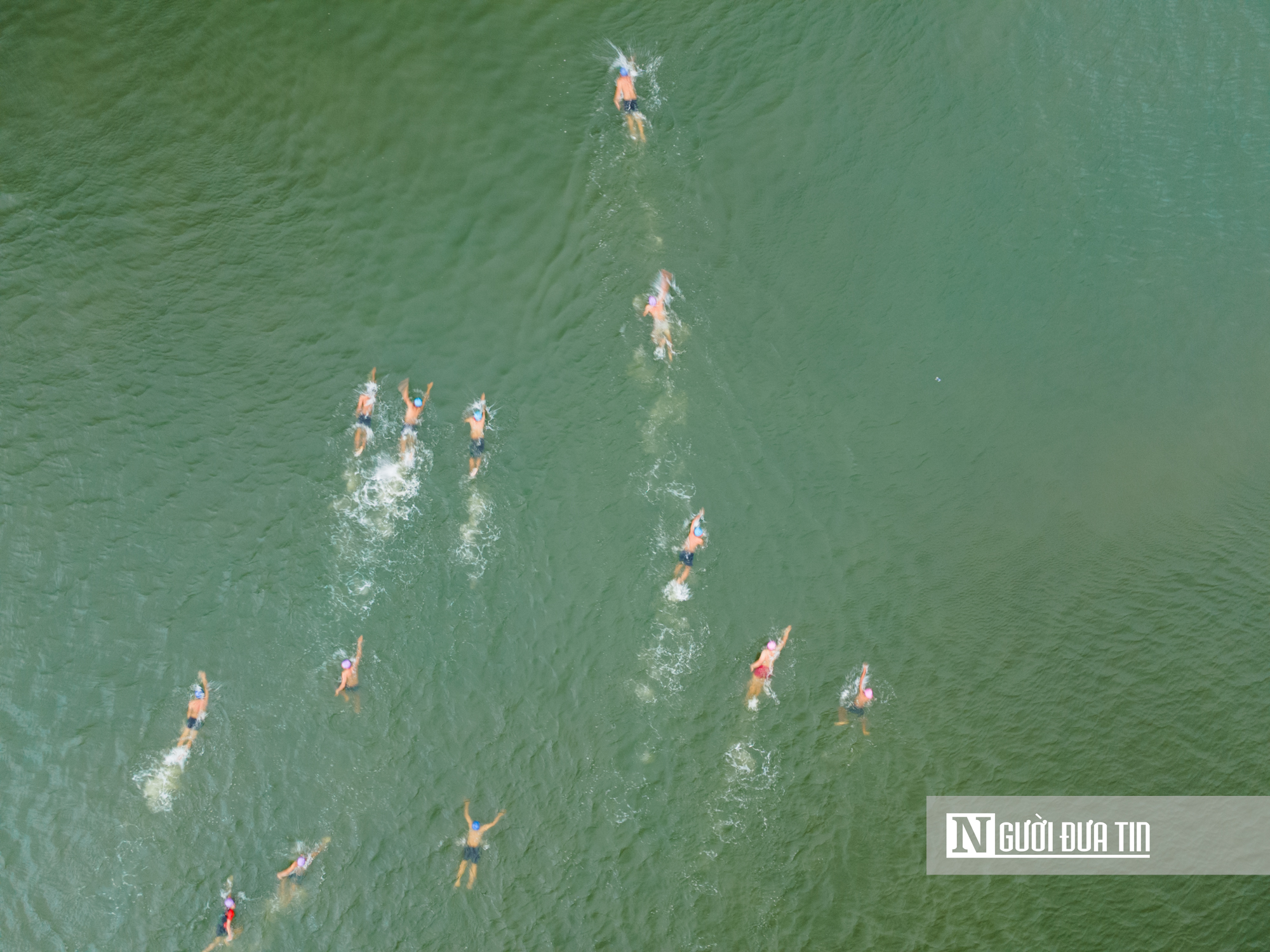 Hàng ngàn người dân Đắk Lắk đội mưa xem lễ hội sông nước Đà Nông- Ảnh 13. Hàng ngàn người dân Đắk Lắk đội mưa xem lễ hội sông nước Đà Nông- Ảnh 13.