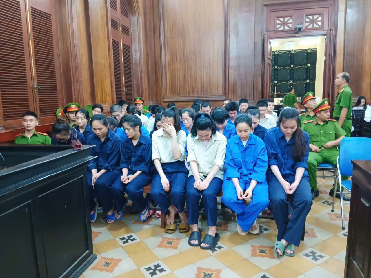 Kịch bản 3 bước của nhóm giả danh nhân viên ngân hàng để chiếm đoạt tài sản- Ảnh 1.