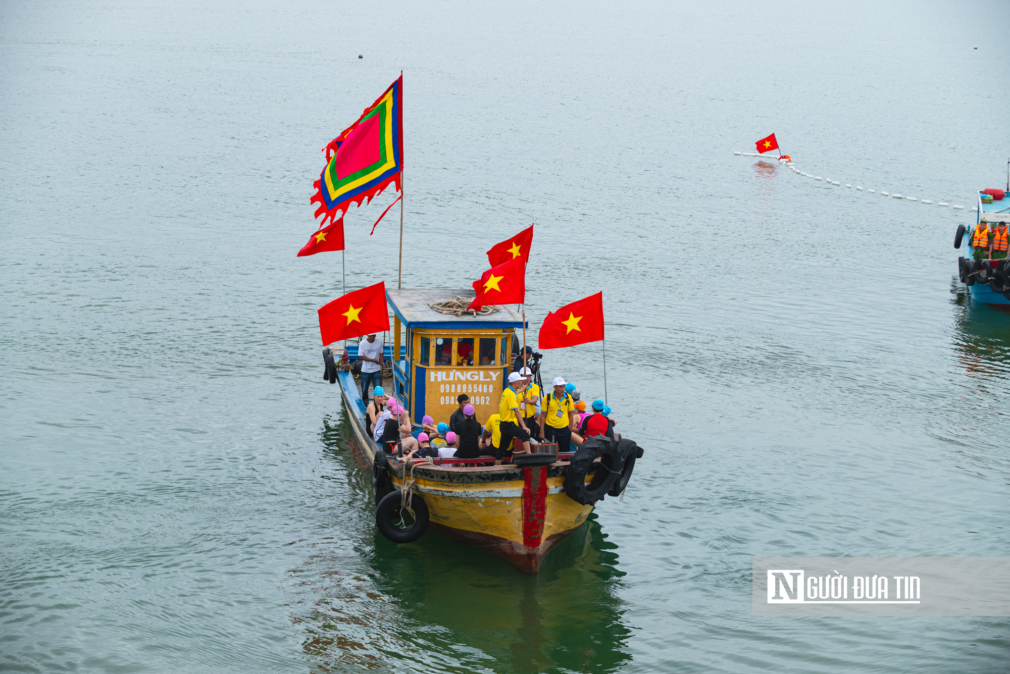 Hàng ngàn người dân Đắk Lắk đội mưa xem lễ hội sông nước Đà Nông- Ảnh 2. Hàng ngàn người dân Đắk Lắk đội mưa xem lễ hội sông nước Đà Nông- Ảnh 2.