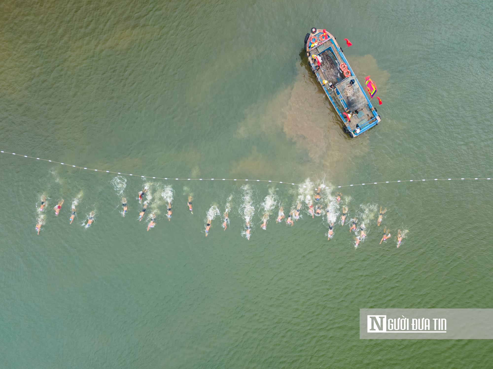 Hàng ngàn người dân Đắk Lắk đội mưa xem lễ hội sông nước Đà Nông- Ảnh 3. Hàng ngàn người dân Đắk Lắk đội mưa xem lễ hội sông nước Đà Nông- Ảnh 3.