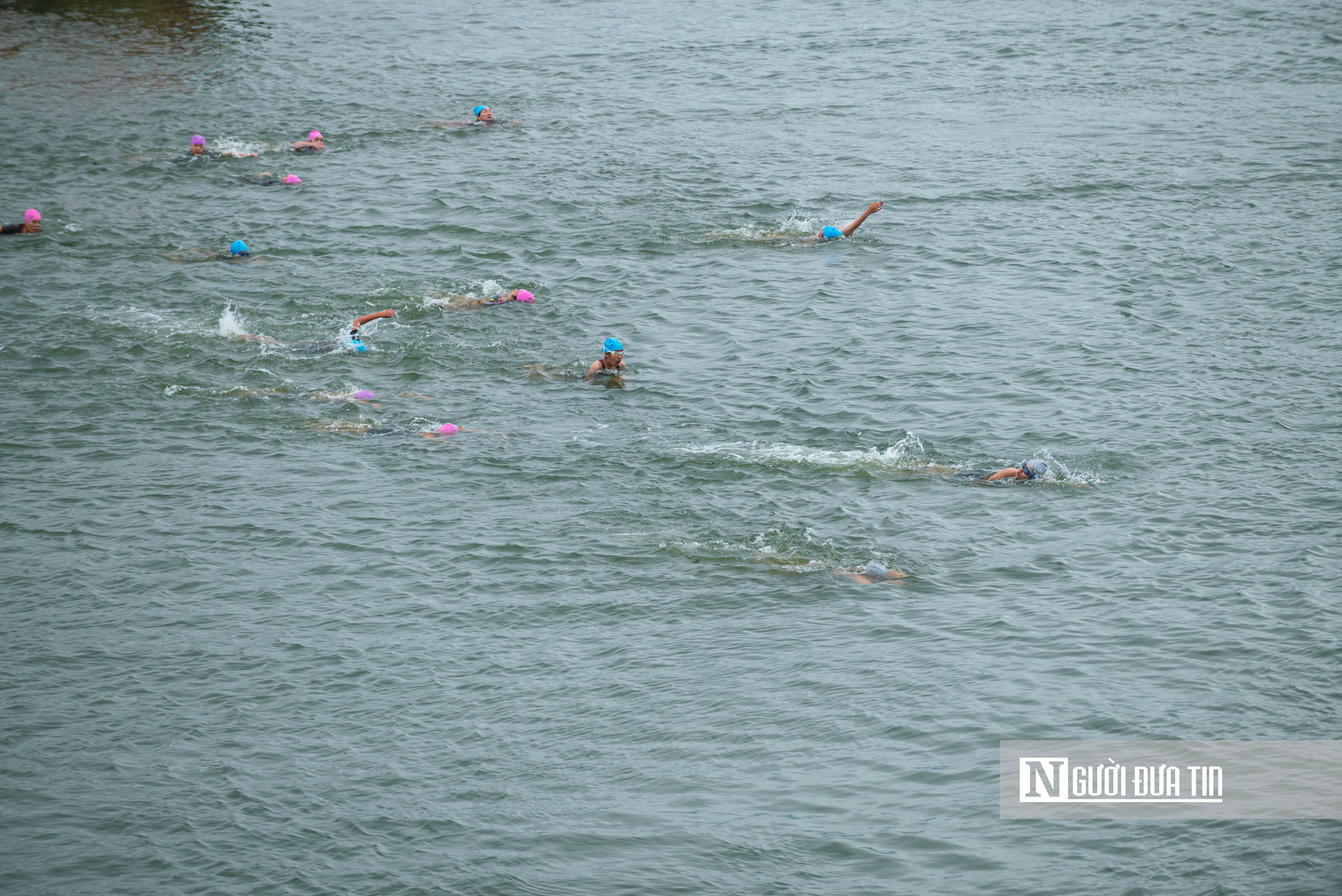Hàng ngàn người dân Đắk Lắk đội mưa xem lễ hội sông nước Đà Nông- Ảnh 5. Hàng ngàn người dân Đắk Lắk đội mưa xem lễ hội sông nước Đà Nông- Ảnh 5.