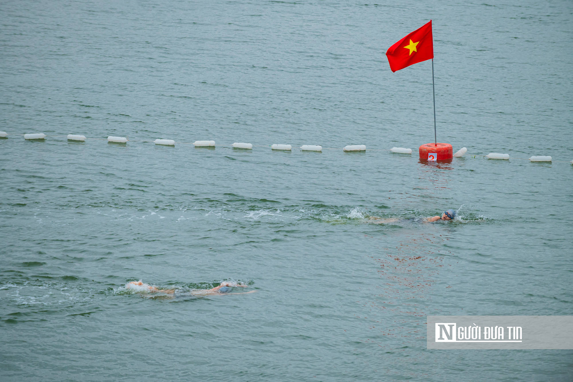 Hàng ngàn người dân Đắk Lắk đội mưa xem lễ hội sông nước Đà Nông- Ảnh 4. Hàng ngàn người dân Đắk Lắk đội mưa xem lễ hội sông nước Đà Nông- Ảnh 4.