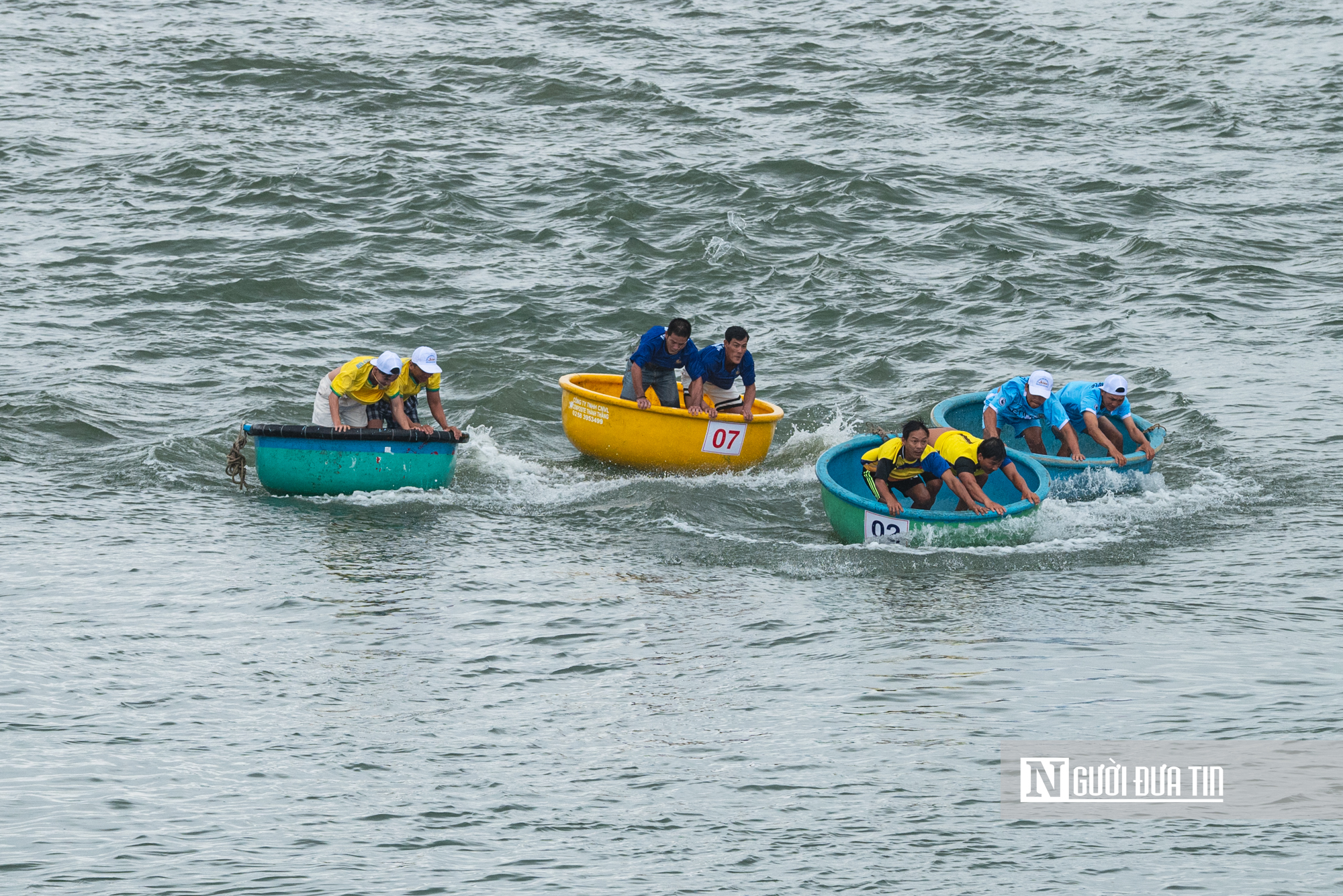 Hàng ngàn người dân Đắk Lắk đội mưa xem lễ hội sông nước Đà Nông- Ảnh 6. Hàng ngàn người dân Đắk Lắk đội mưa xem lễ hội sông nước Đà Nông- Ảnh 6.
