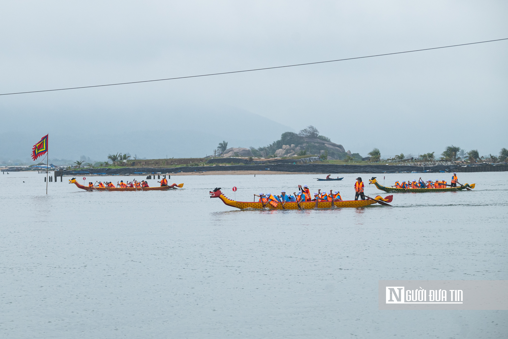 Hàng ngàn người dân Đắk Lắk đội mưa xem lễ hội sông nước Đà Nông- Ảnh 8. Hàng ngàn người dân Đắk Lắk đội mưa xem lễ hội sông nước Đà Nông- Ảnh 8.