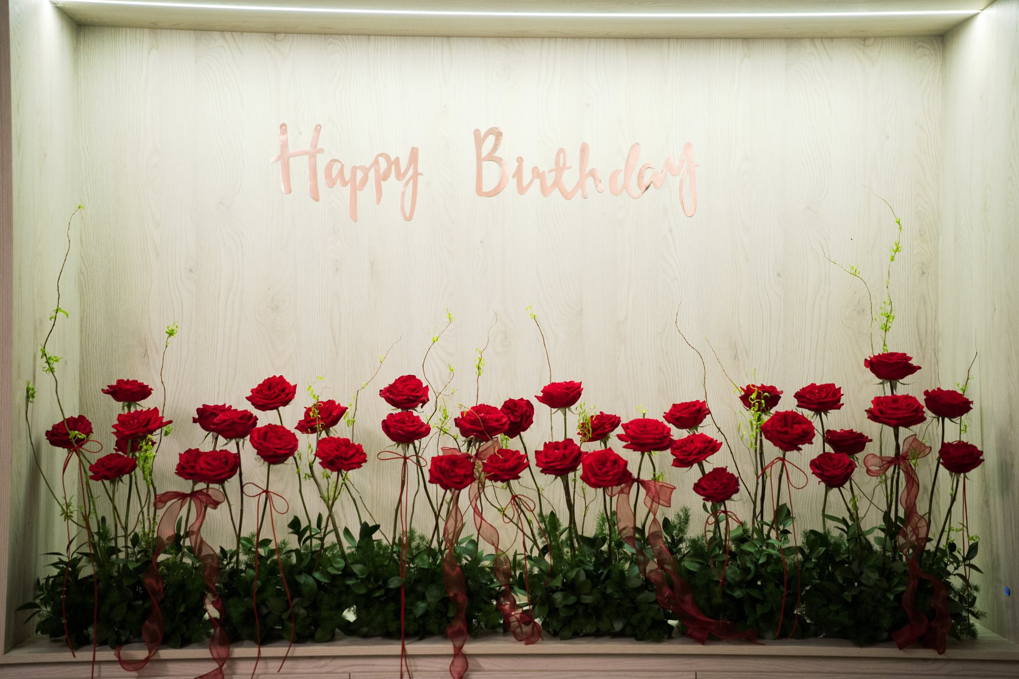 Hoa hậu Khánh Vân bật khóc khi được chồng hơn 17 tuổi làm điều đặc biệt- Ảnh 1.