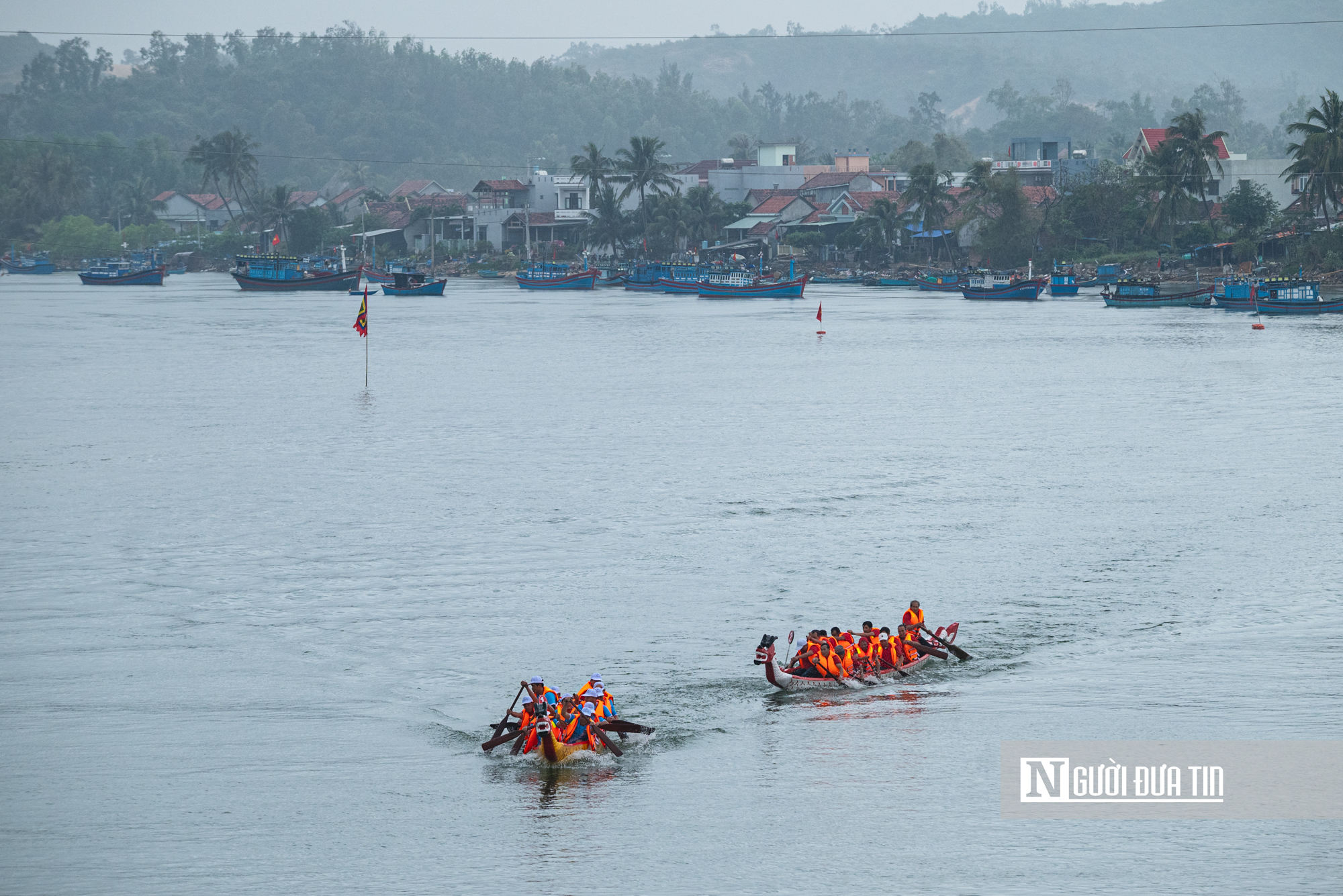 Hàng ngàn người dân Đắk Lắk đội mưa xem lễ hội sông nước Đà Nông- Ảnh 7. Hàng ngàn người dân Đắk Lắk đội mưa xem lễ hội sông nước Đà Nông- Ảnh 7.