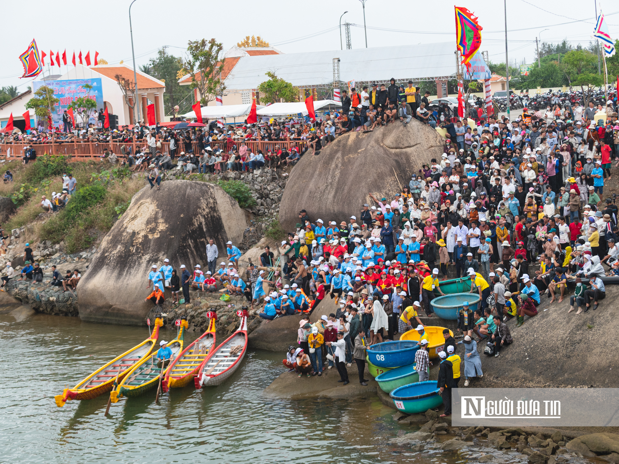 Hàng ngàn người dân Đắk Lắk đội mưa xem lễ hội sông nước Đà Nông- Ảnh 9. Hàng ngàn người dân Đắk Lắk đội mưa xem lễ hội sông nước Đà Nông- Ảnh 9.