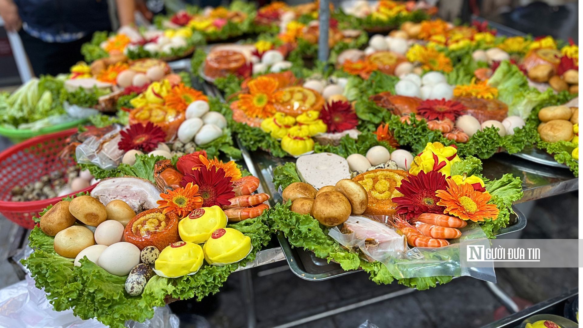 Không chỉ vàng, một “thị trường tài lộc” âm thầm thức trắng đêm ngày vía Thần Tài- Ảnh 1. Không chỉ vàng, một “thị trường tài lộc” âm thầm thức trắng đêm ngày vía Thần Tài- Ảnh 1.