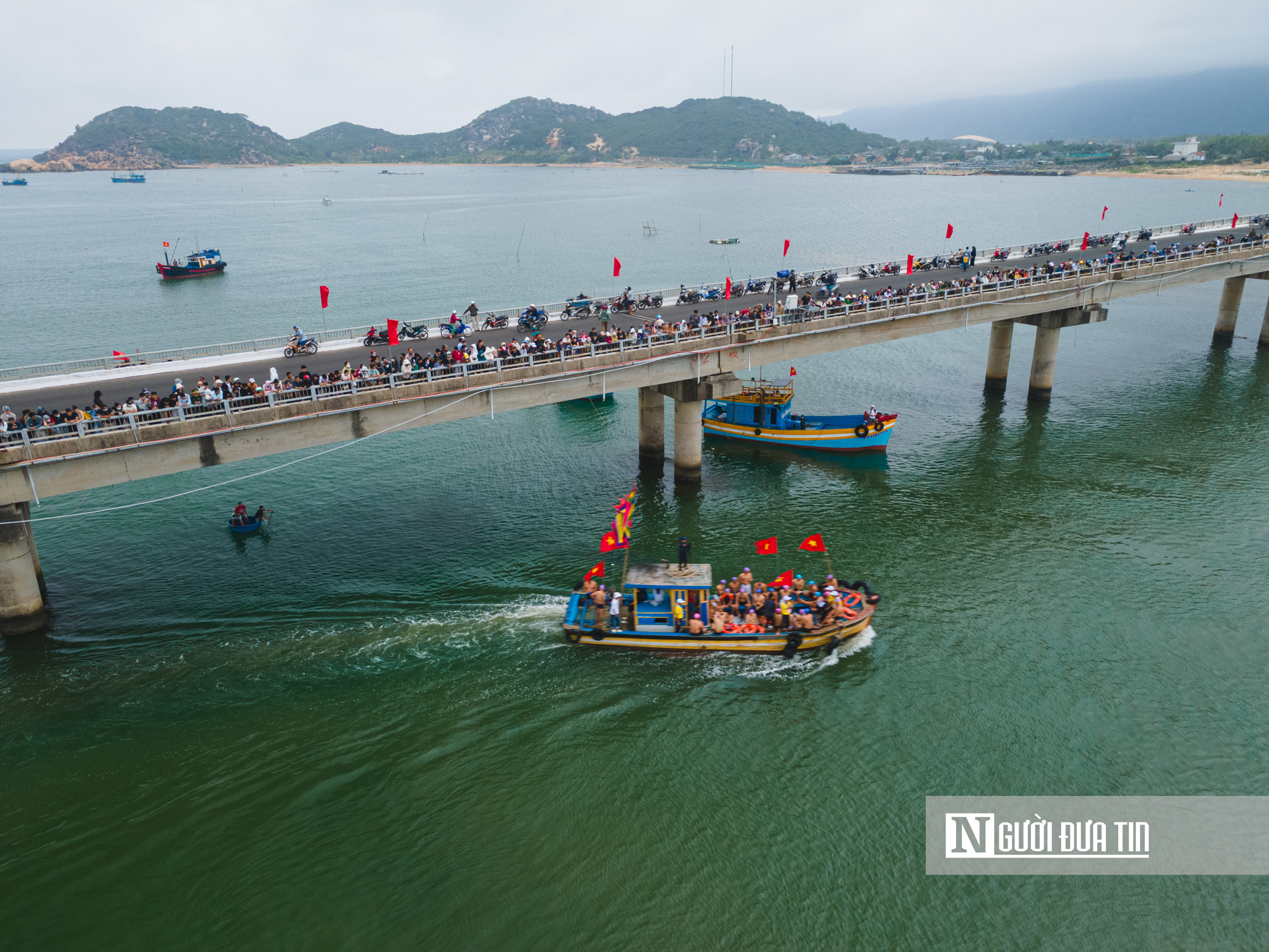 Hàng ngàn người dân Đắk Lắk đội mưa xem lễ hội sông nước Đà Nông- Ảnh 10. Hàng ngàn người dân Đắk Lắk đội mưa xem lễ hội sông nước Đà Nông- Ảnh 10.