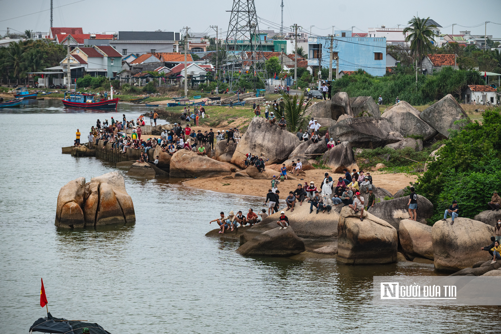 Hàng ngàn người dân Đắk Lắk đội mưa xem lễ hội sông nước Đà Nông- Ảnh 11. Hàng ngàn người dân Đắk Lắk đội mưa xem lễ hội sông nước Đà Nông- Ảnh 11.