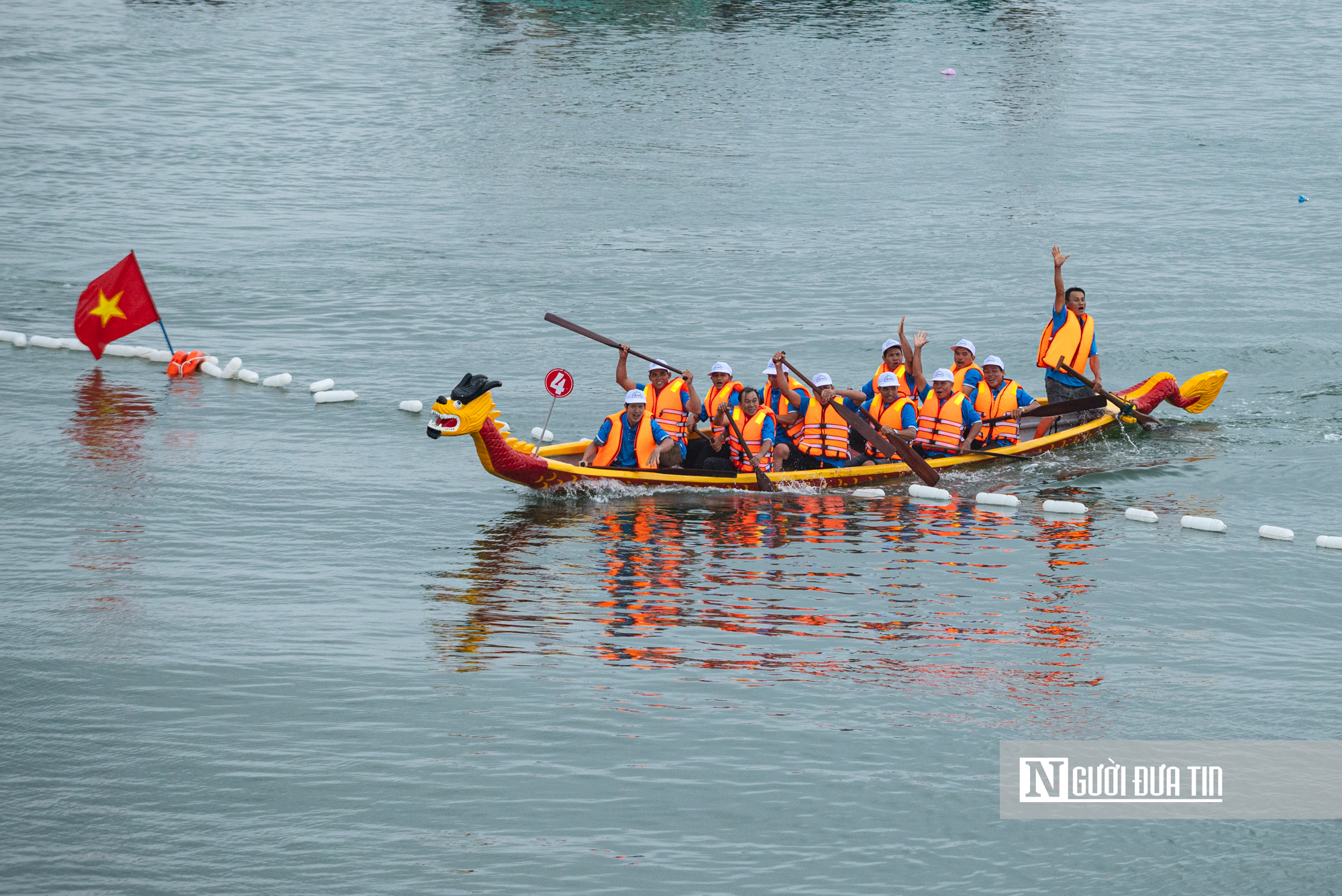 Hàng ngàn người dân Đắk Lắk đội mưa xem lễ hội sông nước Đà Nông- Ảnh 12. Hàng ngàn người dân Đắk Lắk đội mưa xem lễ hội sông nước Đà Nông- Ảnh 12.