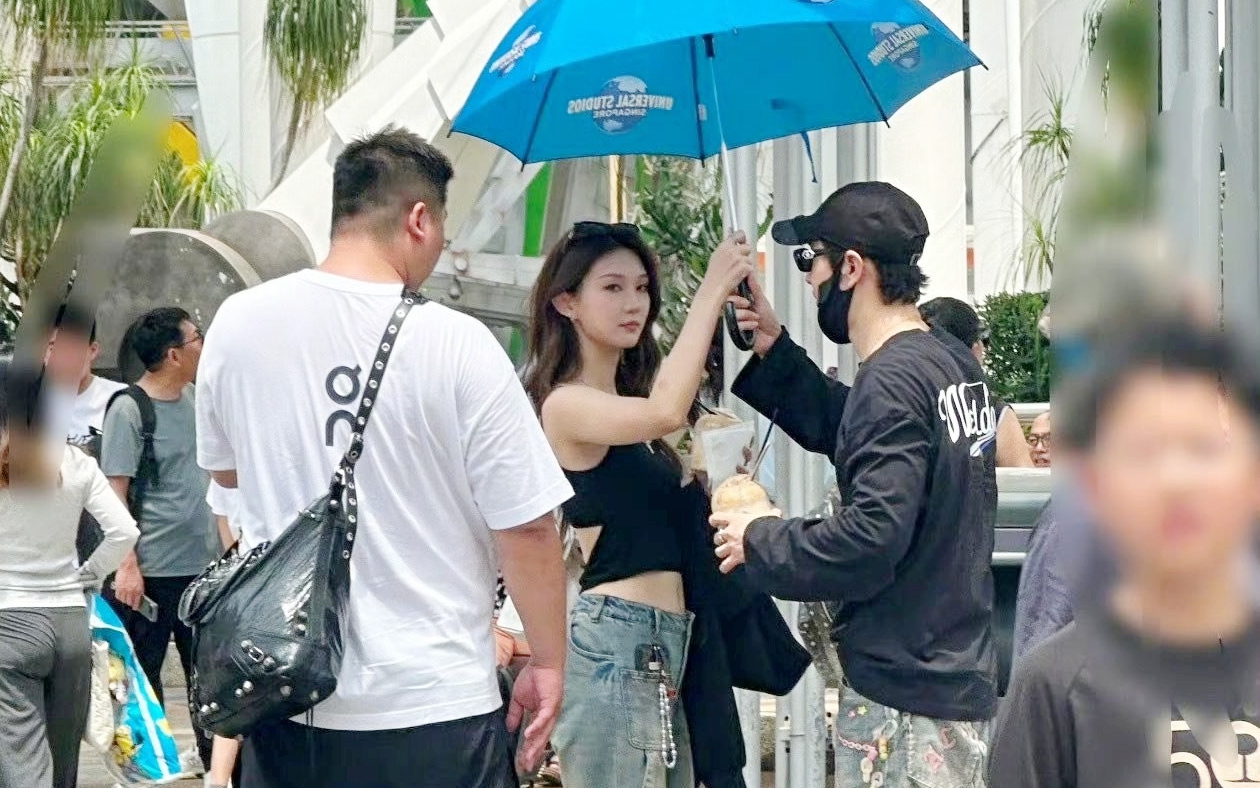 Huỳnh Hiểu Minh gây xôn xao khi hẹn hò cô gái trẻ tại Singapore
