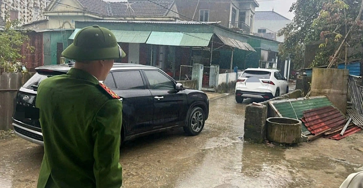Khởi tố đối tượng đỗ chắn ngõ nhỏ, thách thức “phạt 100 triệu” tại Hà Tĩnh- Ảnh 2. Khởi tố đối tượng đỗ chắn ngõ nhỏ, thách thức “phạt 100 triệu” tại Hà Tĩnh- Ảnh 2.