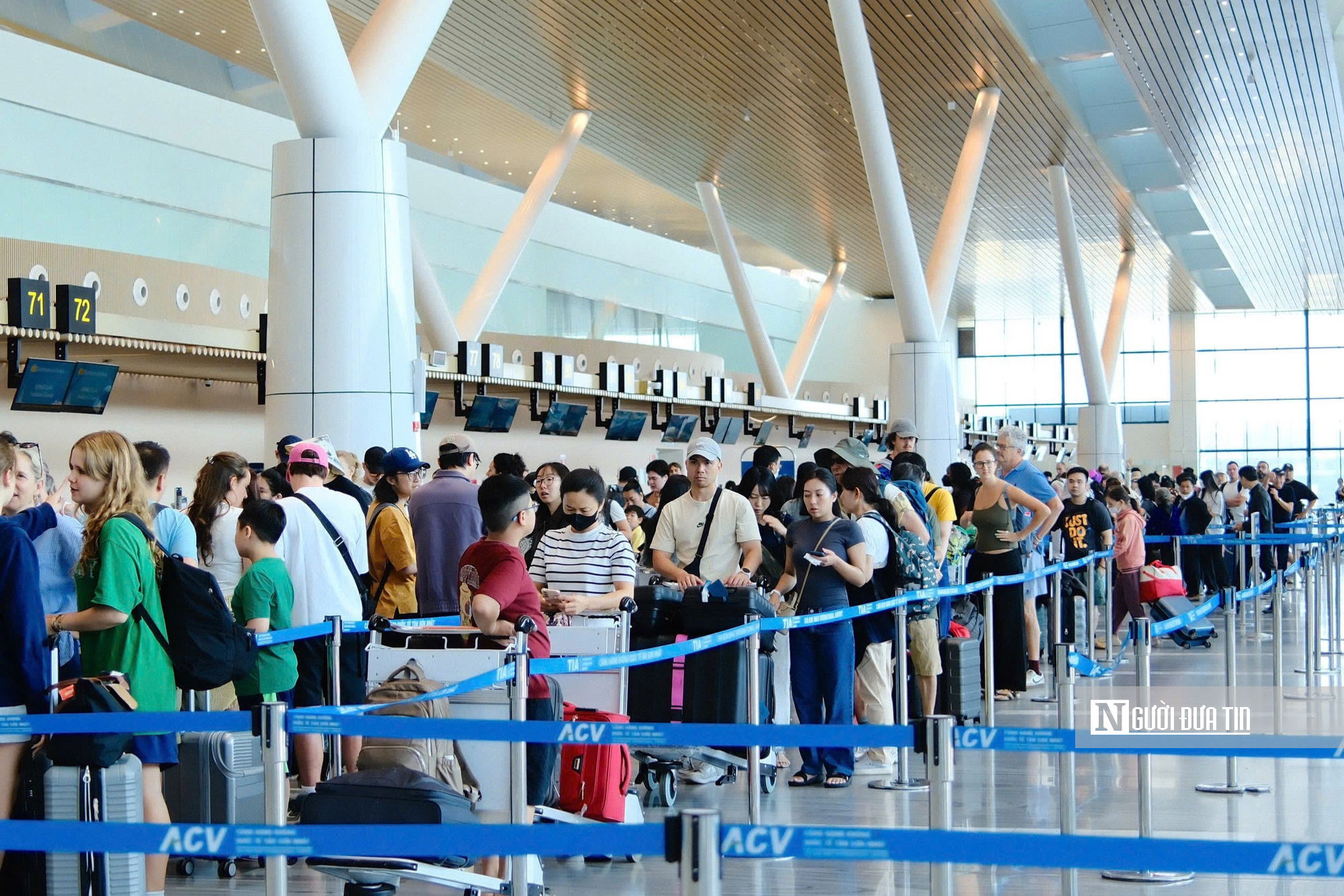 Tp.HCM: Người d&acirc;n vẫn nườm nượp đổ về khu vực s&acirc;n bay- Ảnh 1.