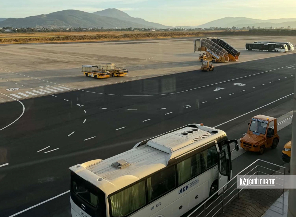 Tp.HCM: Người d&acirc;n vẫn nườm nượp đổ về khu vực s&acirc;n bay- Ảnh 3.