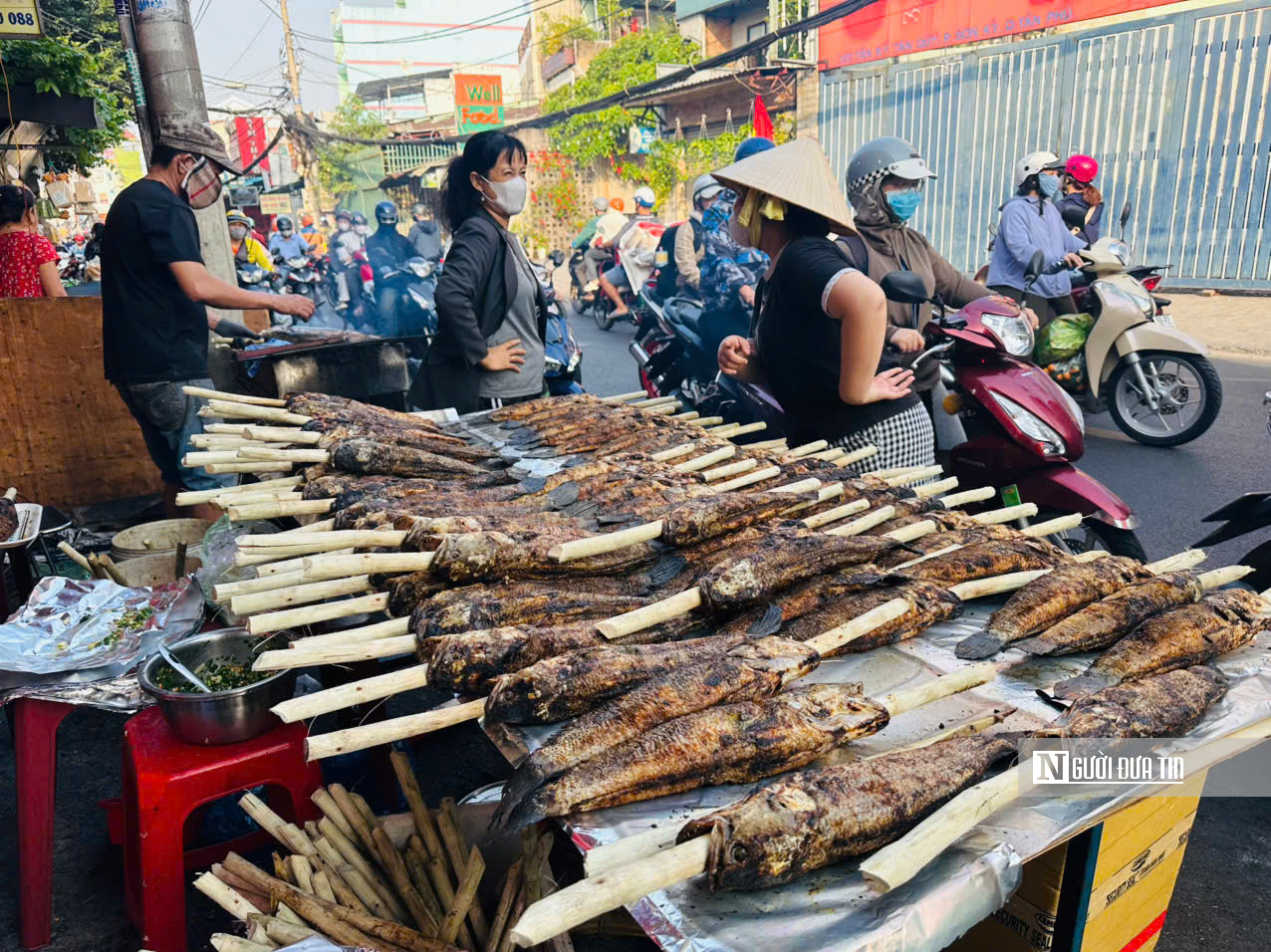 Nhộn nhịp kẻ b&aacute;n người mua tại &ldquo;Phố c&aacute; l&oacute;c nướng&rdquo; lớn nhất Tp.HCM trong ng&agrave;y V&iacute;a Thần T&agrave;i  - Ảnh 1.