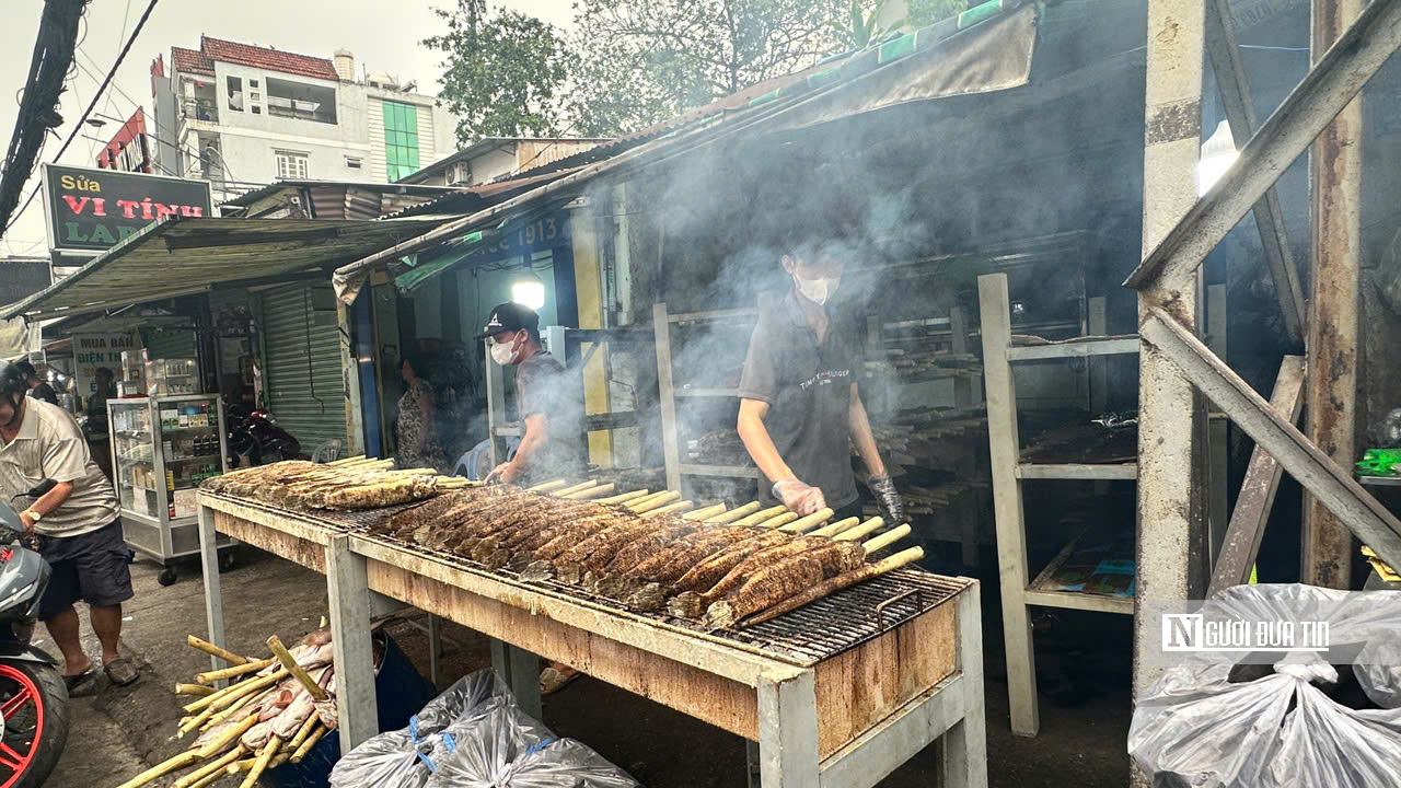 Nhộn nhịp kẻ b&aacute;n người mua tại &ldquo;Phố c&aacute; l&oacute;c nướng&rdquo; lớn nhất Tp.HCM trong ng&agrave;y V&iacute;a Thần T&agrave;i  - Ảnh 2.
