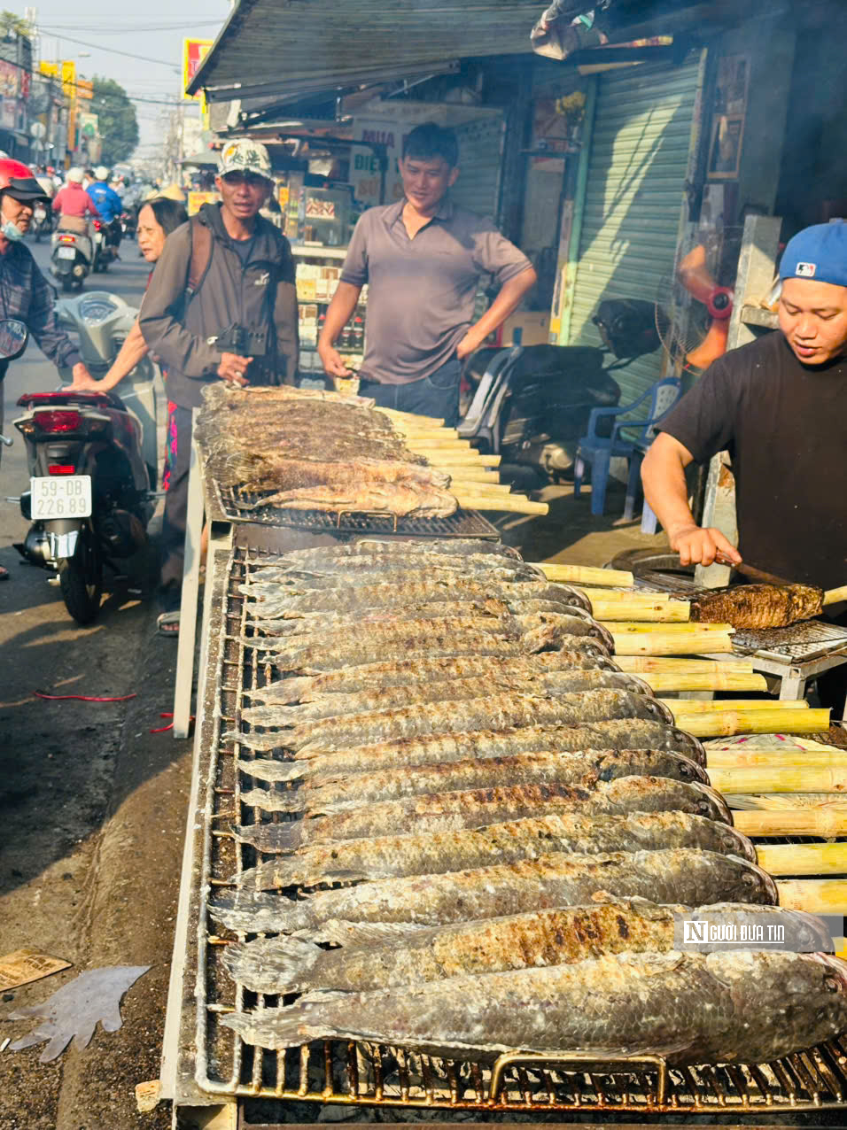 Nhộn nhịp kẻ b&aacute;n người mua tại &ldquo;Phố c&aacute; l&oacute;c nướng&rdquo; lớn nhất Tp.HCM trong ng&agrave;y V&iacute;a Thần T&agrave;i  - Ảnh 4.