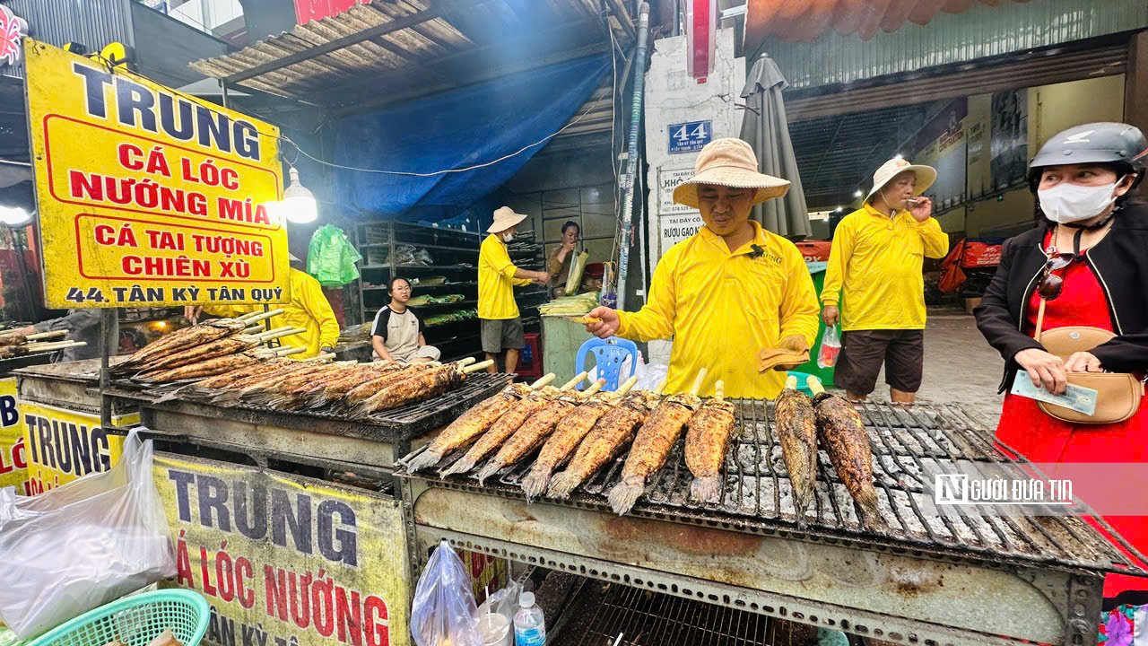 Nhộn nhịp kẻ b&aacute;n người mua tại &ldquo;Phố c&aacute; l&oacute;c nướng&rdquo; lớn nhất Tp.HCM trong ng&agrave;y V&iacute;a Thần T&agrave;i  - Ảnh 6.
