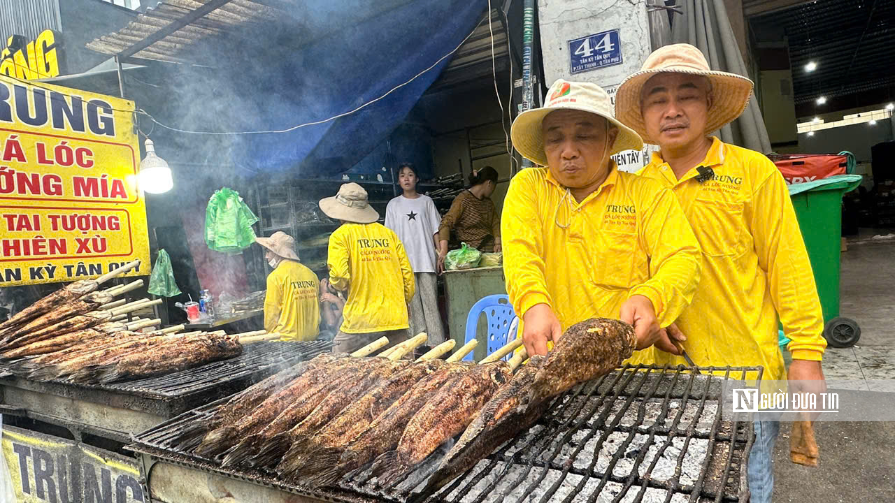Nhộn nhịp kẻ b&aacute;n người mua tại &ldquo;Phố c&aacute; l&oacute;c nướng&rdquo; lớn nhất Tp.HCM trong ng&agrave;y V&iacute;a Thần T&agrave;i  - Ảnh 7.