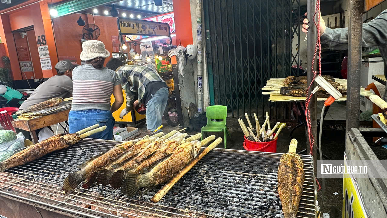 Nhộn nhịp kẻ b&aacute;n người mua tại &ldquo;Phố c&aacute; l&oacute;c nướng&rdquo; lớn nhất Tp.HCM trong ng&agrave;y V&iacute;a Thần T&agrave;i  - Ảnh 9.