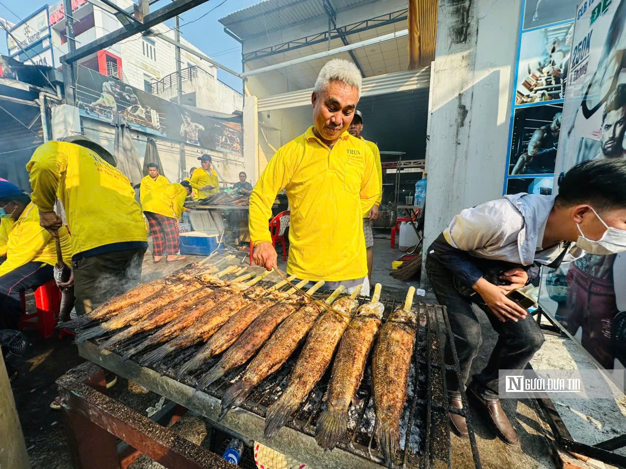 Nhộn nhịp kẻ b&aacute;n người mua tại &ldquo;Phố c&aacute; l&oacute;c nướng&rdquo; lớn nhất Tp.HCM trong ng&agrave;y V&iacute;a Thần T&agrave;i  - Ảnh 10.