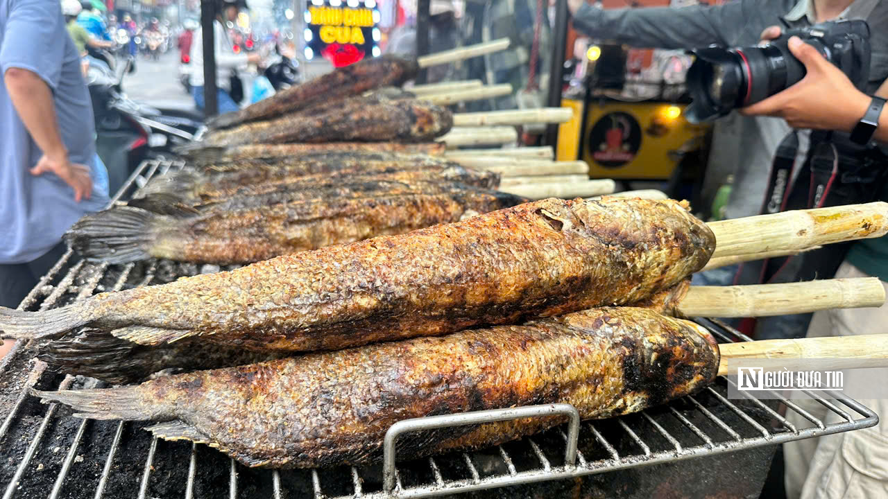 Nhộn nhịp kẻ b&aacute;n người mua tại &ldquo;Phố c&aacute; l&oacute;c nướng&rdquo; lớn nhất Tp.HCM trong ng&agrave;y V&iacute;a Thần T&agrave;i  - Ảnh 11.