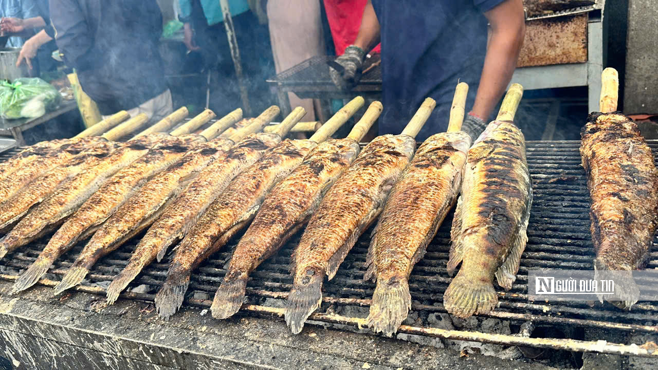 Nhộn nhịp kẻ b&aacute;n người mua tại &ldquo;Phố c&aacute; l&oacute;c nướng&rdquo; lớn nhất Tp.HCM trong ng&agrave;y V&iacute;a Thần T&agrave;i  - Ảnh 12.