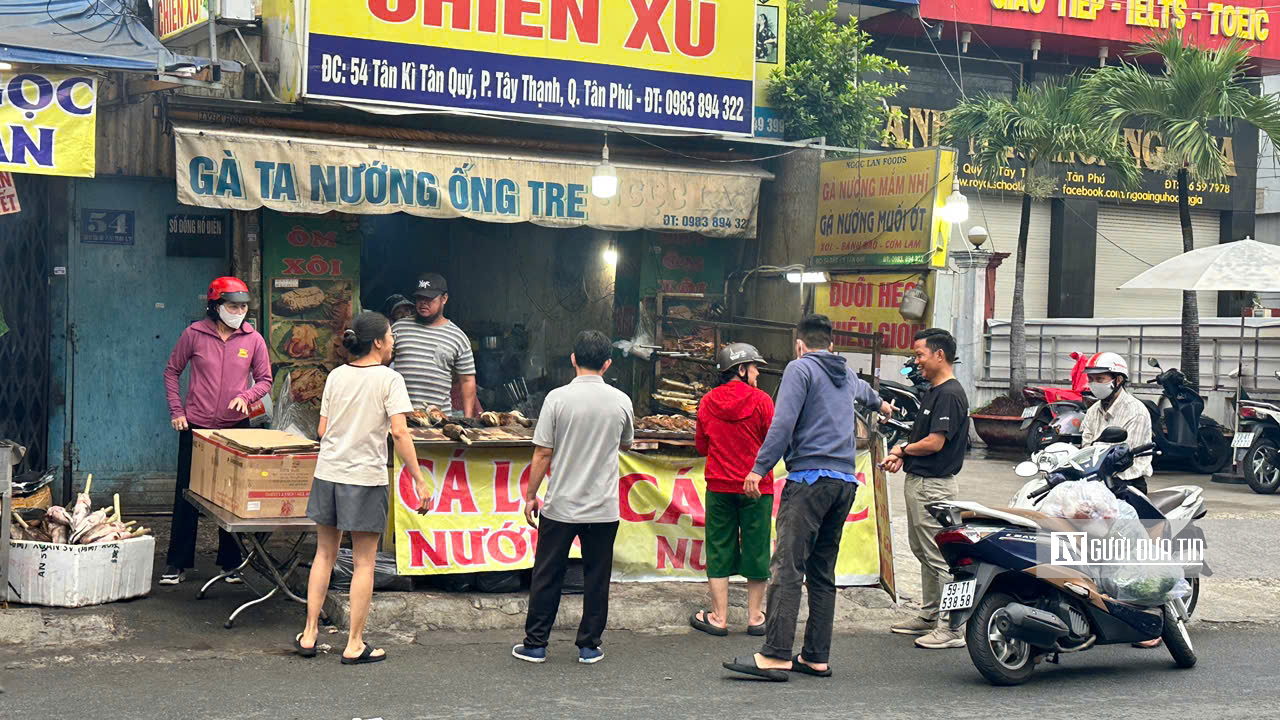 Nhộn nhịp kẻ b&aacute;n người mua tại &ldquo;Phố c&aacute; l&oacute;c nướng&rdquo; lớn nhất Tp.HCM trong ng&agrave;y V&iacute;a Thần T&agrave;i  - Ảnh 14.