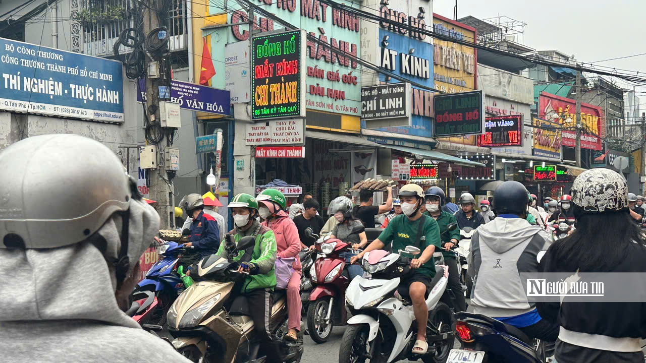 Nhộn nhịp kẻ b&aacute;n người mua tại &ldquo;Phố c&aacute; l&oacute;c nướng&rdquo; lớn nhất Tp.HCM trong ng&agrave;y V&iacute;a Thần T&agrave;i  - Ảnh 16.