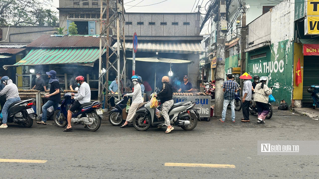 Nhộn nhịp kẻ b&aacute;n người mua tại &ldquo;Phố c&aacute; l&oacute;c nướng&rdquo; lớn nhất Tp.HCM trong ng&agrave;y V&iacute;a Thần T&agrave;i  - Ảnh 17.