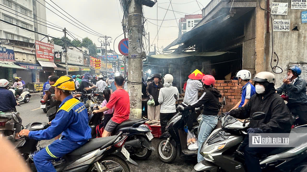 Nhộn nhịp kẻ b&aacute;n người mua tại &ldquo;Phố c&aacute; l&oacute;c nướng&rdquo; lớn nhất Tp.HCM trong ng&agrave;y V&iacute;a Thần T&agrave;i  - Ảnh 18.