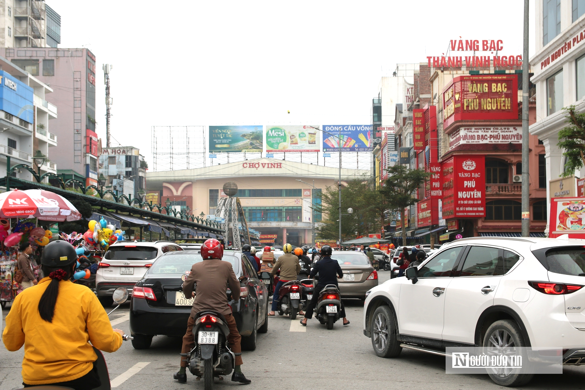 Phố v&agrave;ng xứ Nghệ đ&ocirc;ng nghịt người ng&agrave;y v&iacute;a Thần T&agrave;i- Ảnh 1.