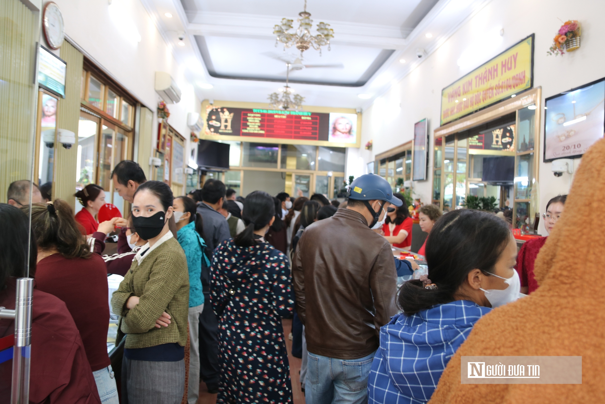 Phố v&agrave;ng xứ Nghệ đ&ocirc;ng nghịt người ng&agrave;y v&iacute;a Thần T&agrave;i- Ảnh 2.