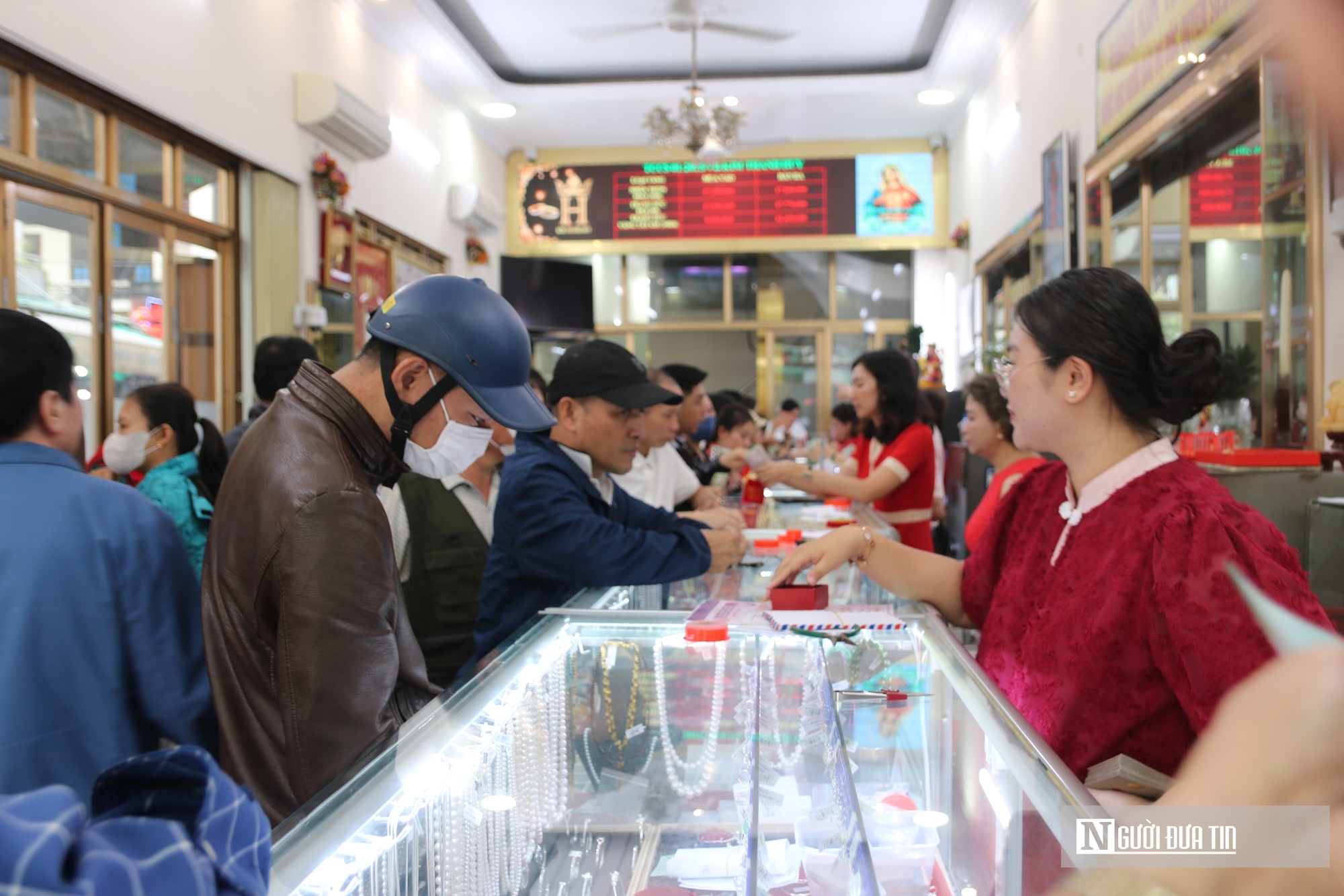 Phố v&agrave;ng xứ Nghệ đ&ocirc;ng nghịt người ng&agrave;y v&iacute;a Thần T&agrave;i- Ảnh 3.