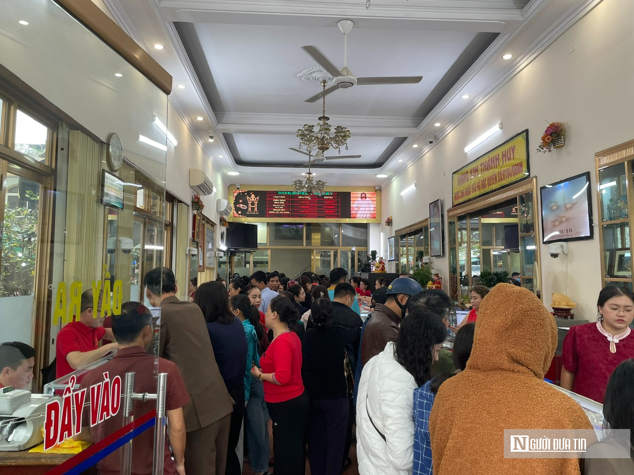 Phố v&agrave;ng xứ Nghệ đ&ocirc;ng nghịt người ng&agrave;y v&iacute;a Thần T&agrave;i- Ảnh 4.