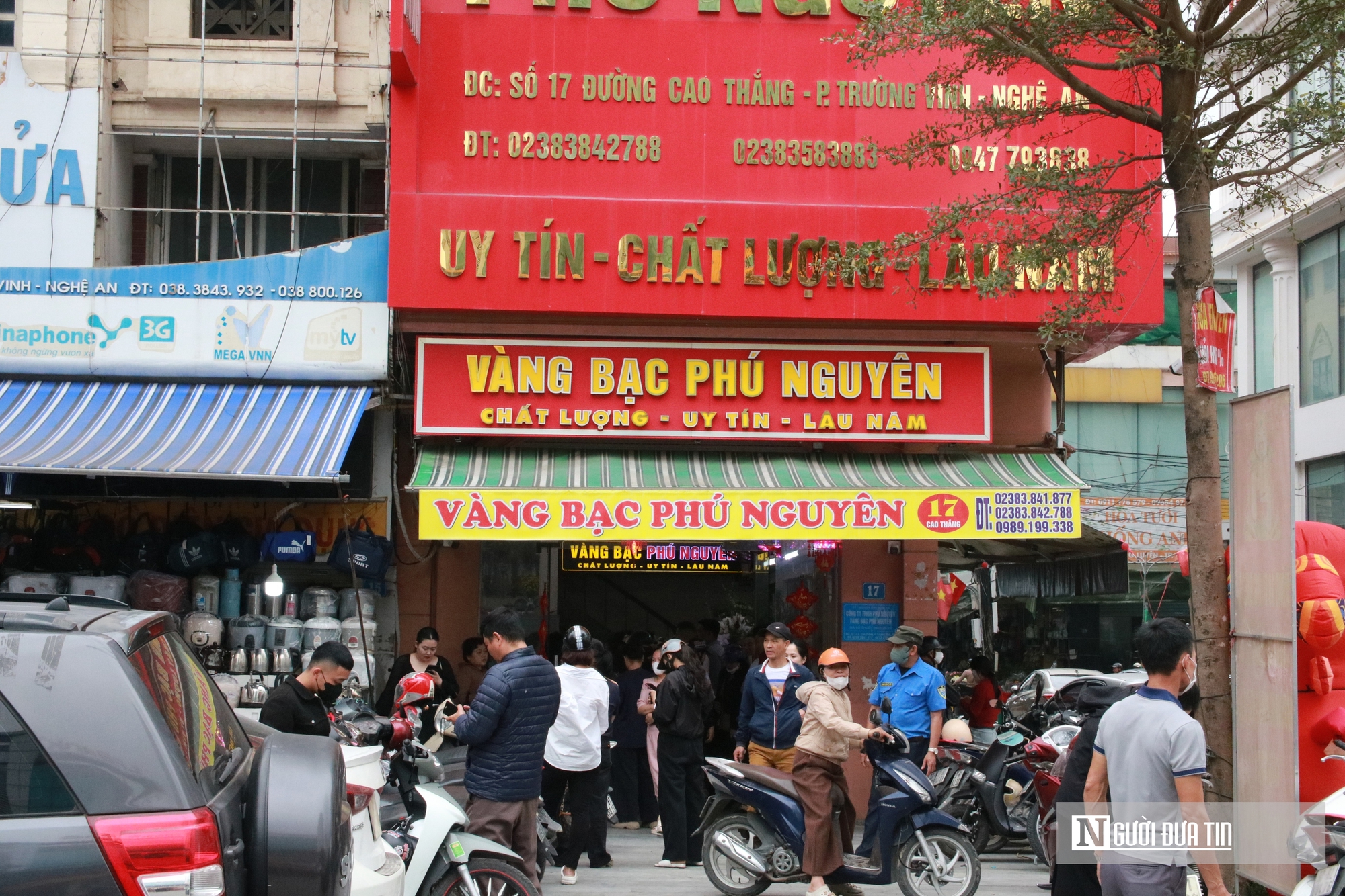 Phố v&agrave;ng xứ Nghệ đ&ocirc;ng nghịt người ng&agrave;y v&iacute;a Thần T&agrave;i- Ảnh 7.