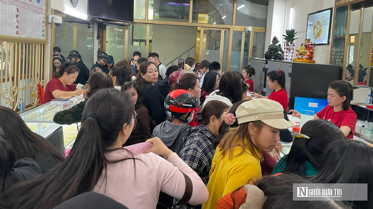 Phố v&agrave;ng xứ Nghệ đ&ocirc;ng nghịt người ng&agrave;y v&iacute;a Thần T&agrave;i- Ảnh 12.