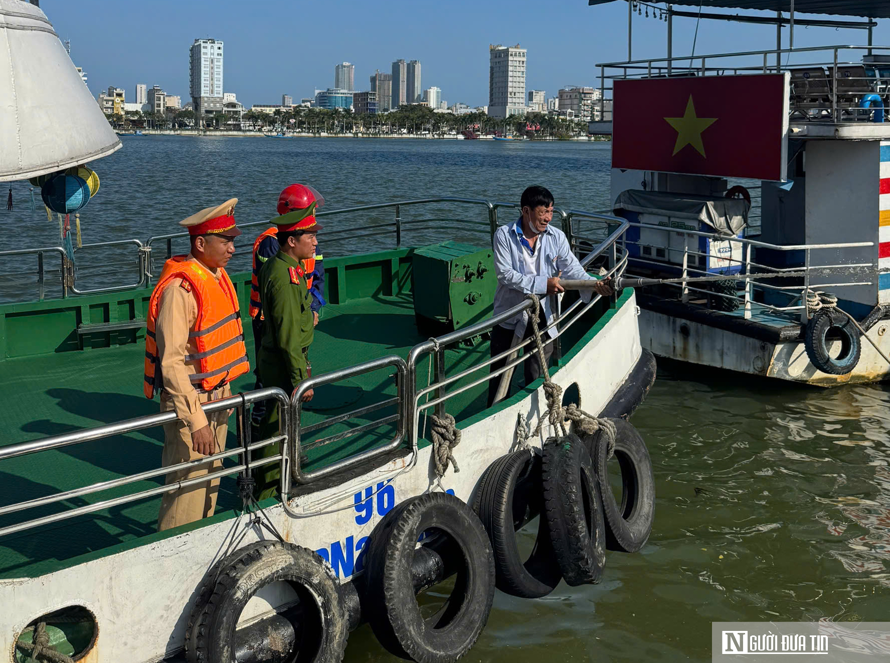 Giữ bình yên sông nước Đà Nẵng những ngày đầu xuân- Ảnh 1.