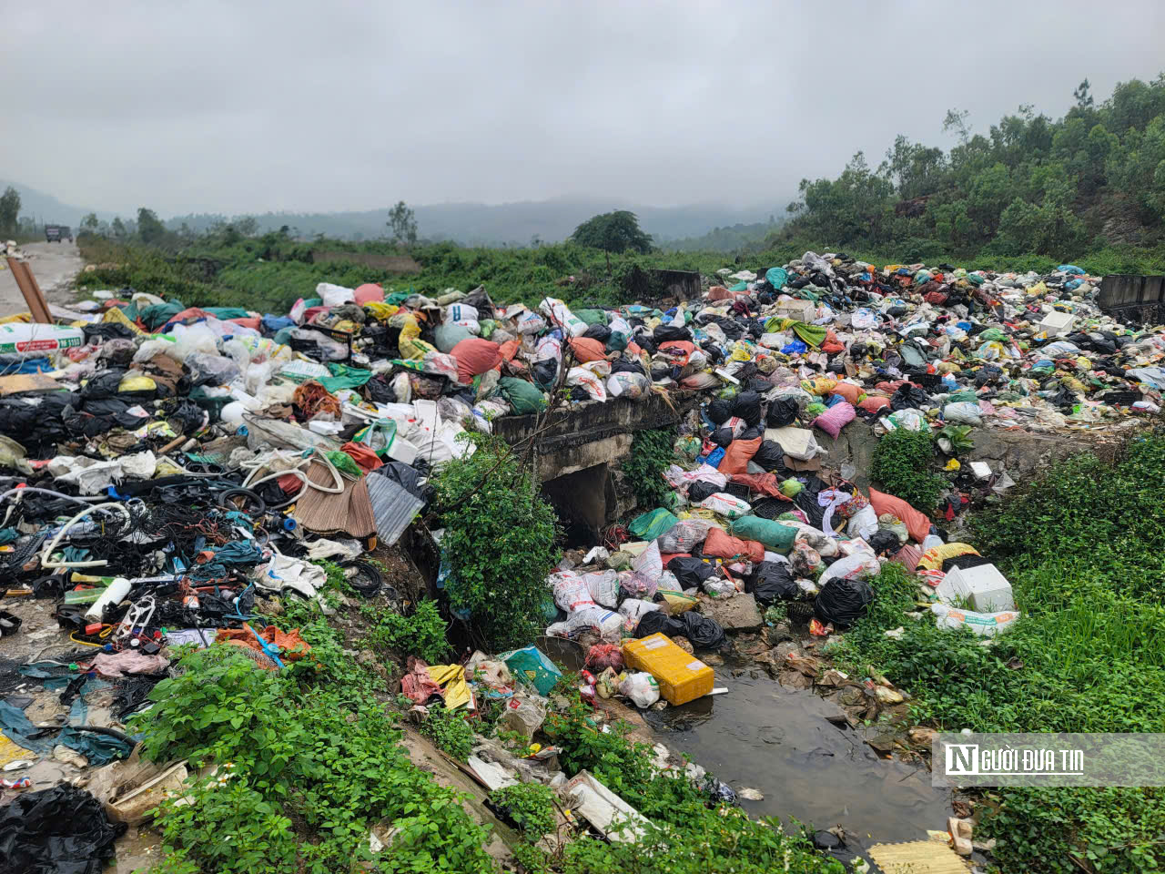 Rác thải dồn ứ sau Tết khiến cuộc sống của hàng trăm hộ dân bị đảo lộn- Ảnh 2.