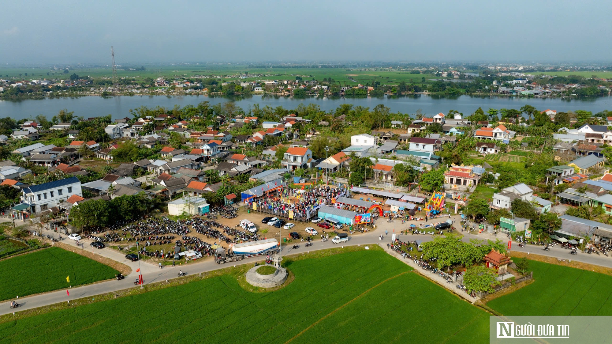 Xem c&aacute;c đ&ocirc; vật nh&iacute; tranh t&agrave;i tại lễ hội vật truyền thống ở Huế- Ảnh 1.