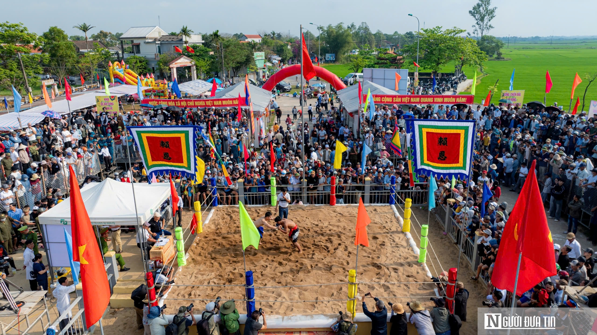 Xem c&aacute;c đ&ocirc; vật nh&iacute; tranh t&agrave;i tại lễ hội vật truyền thống ở Huế- Ảnh 2.