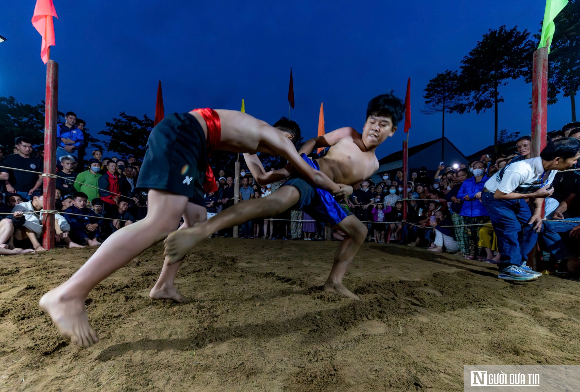 Xem c&aacute;c đ&ocirc; vật nh&iacute; tranh t&agrave;i tại lễ hội vật truyền thống ở Huế- Ảnh 8.